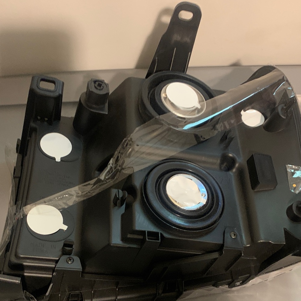 2007-2014 Sierra 1500 passengers front Headlight replacement - Picture 4 of 7